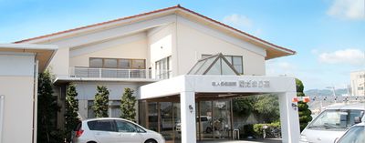 白い建物の外観