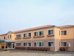 明るい建物の外観