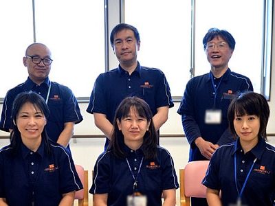 笑顔のスタッフの集合写真
