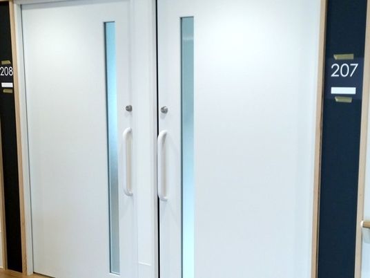 明るい廊下の居室前  