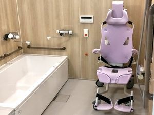 入浴用椅子のある浴室