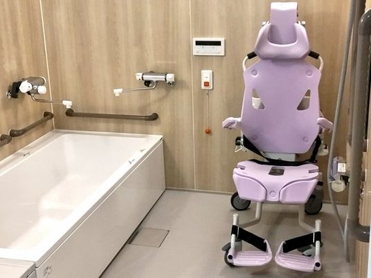 入浴用椅子のある浴室