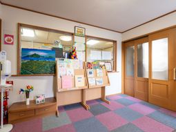 掲示物が並ぶ廊下