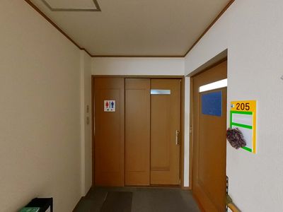 ドアと標識の廊下