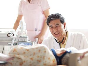医師が診察している居室  