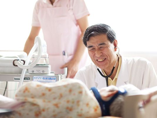 医師が診察している居室  