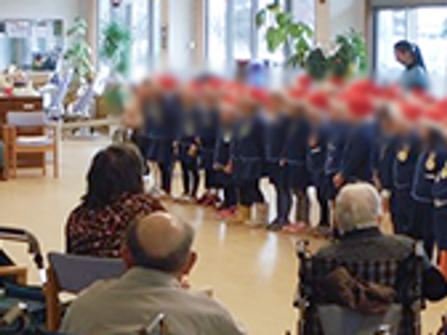 明るい室内空間 ラウンジ 広々とした明るいラウンジで、子供たちが交流を楽しんでいます。リラックスできる雰囲気が魅力です。