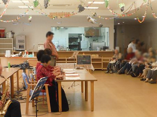演奏会の風景 多目的室 広々とした空間で、演奏会などの多用途に対応しています。イベントを通じて温かい交流が生まれます。