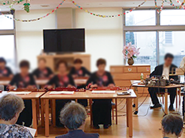 機能訓練室 機能訓練室 広々とした空間で、音楽を楽しむことができる設備があります。リラックスした時間を過ごせます。