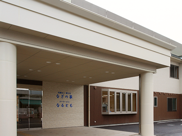 施設の外観エントランス エントランス 広々としたエントランスが、利用者の出入りを快適にしています。温かみのあるデザインです。