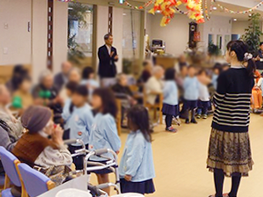 交流する人々と椅子の廊下