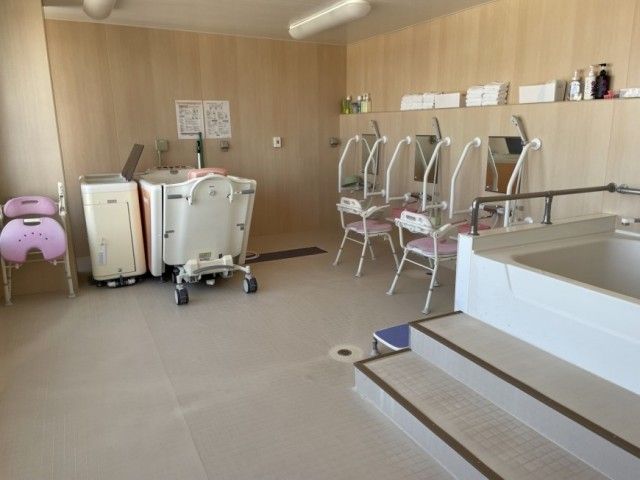 浴室の介助機器 浴室   広めの浴室に、入浴介助用の機器が整えられています。段差の少ない設計で、介助しやすい環境に見えます。