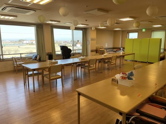 明るい食堂の広い空間