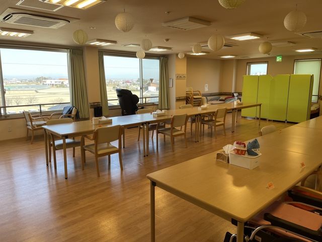 明るい食堂の広い空間 食堂 大きな窓から光が入る、開放感のある食堂です。テーブルの間隔も広く、落ち着いて働きやすい雰囲気です。