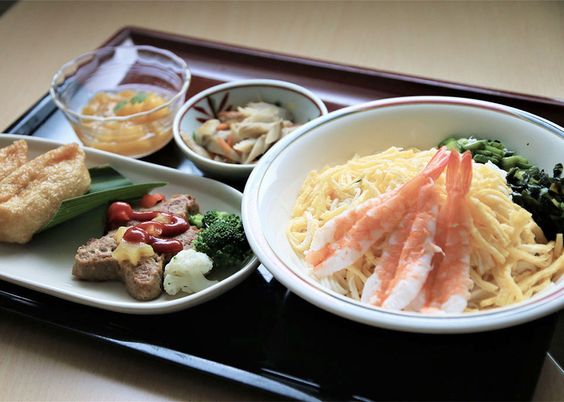多様な料理の盛り合わせ