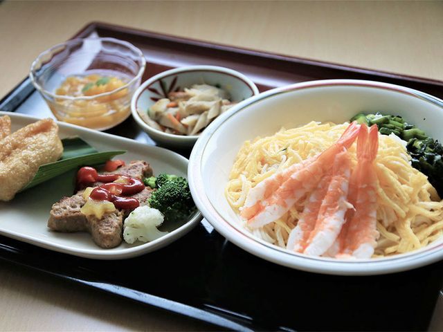 多様な料理の盛り合わせ 食堂 彩り豊かな食事で、栄養バランスも考えられたメニューが魅力的です。楽しい食事時間が過ごせます。