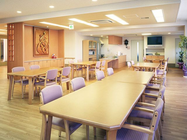 広々とした開放的な食堂 ダイニングルーム 自然光が降り注ぐ広々としたダイニングルームです。お食事を快適に楽しめる環境が整っています。
