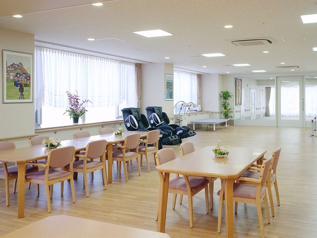 自然光が入るラウンジ ラウンジ 広々とした明るい空間で、リラックスできる椅子が配置されています。自然光の中、快適に過ごせます。