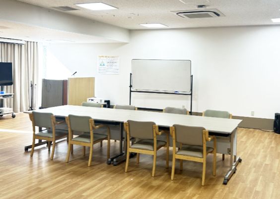研修用テーブルの部屋
