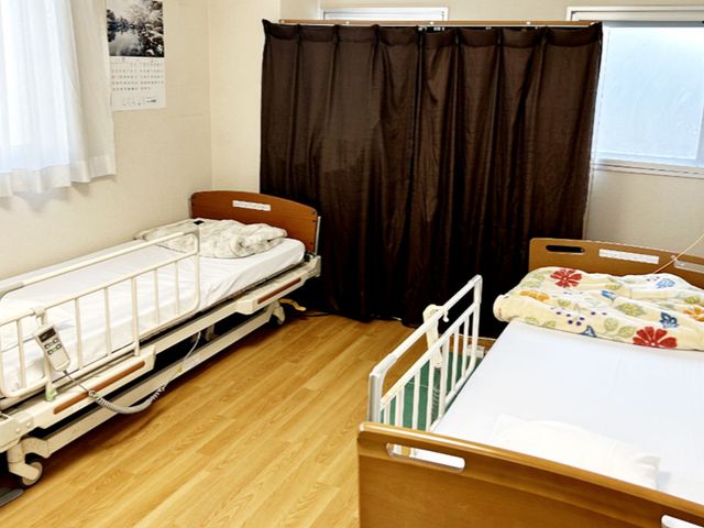 落ち着いた居室 居室 やわらかな日差しが差し込む落ち着いた空間です。ゆったりとした時間をお過ごしいただけます。