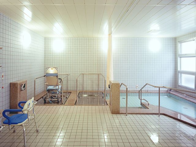 広々とした浴室 浴室 明るい空間で、ゆったりと入浴できる設備です。バリアフリー設計が施されています。