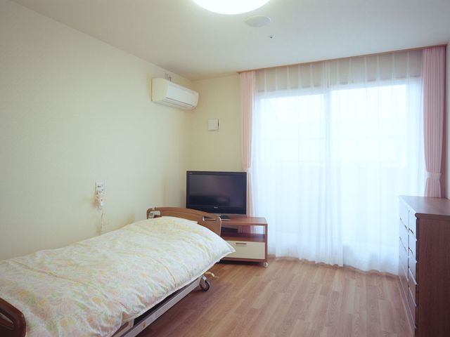 窓際が明るい居室 居室 広々とした部屋で、自然光が差し込み、快適に過ごせる空間になっています。