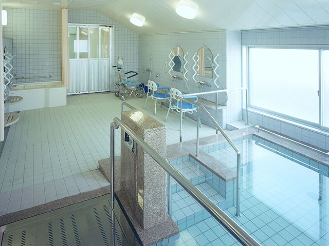 広々とした浴室 浴室 開放感のある明るい空間で、入浴が楽になります。窓からの自然光も心地よいです。