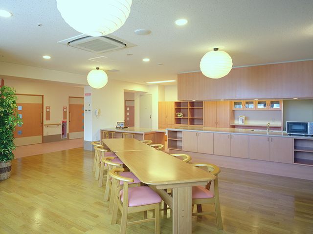 広々としたダイニングルーム ダイニングルーム 美しい自然光が差し込む広々とした空間で、和やかな雰囲気の中でリラックスできます。