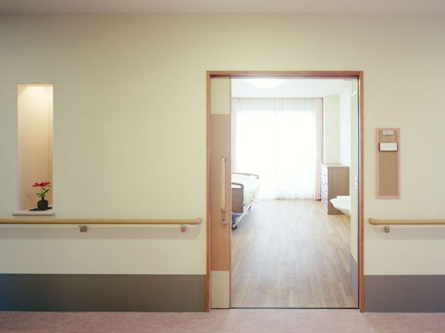 やさしい光の居室入り口 居室 温かな陽の光が差し込む居室です。手すりが設置され、安心して出入りが可能です。