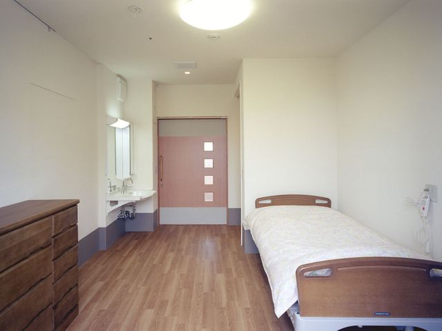 落ち着いた空間の居室 居室 落ち着いた色調の床と広々とした設計により、快適な居住空間が提供されています。