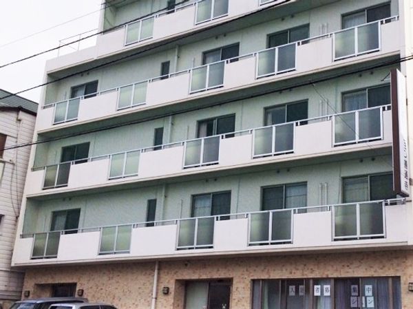 都会の明るい建物外観