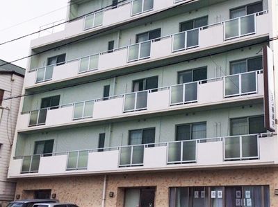 多階層の建物正面