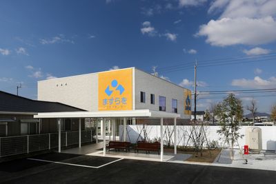 広場に面した建物外観