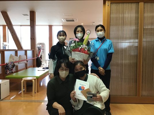 笑顔の職員が並ぶラウンジ  