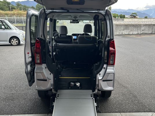 車いす対応送迎車の後部  
