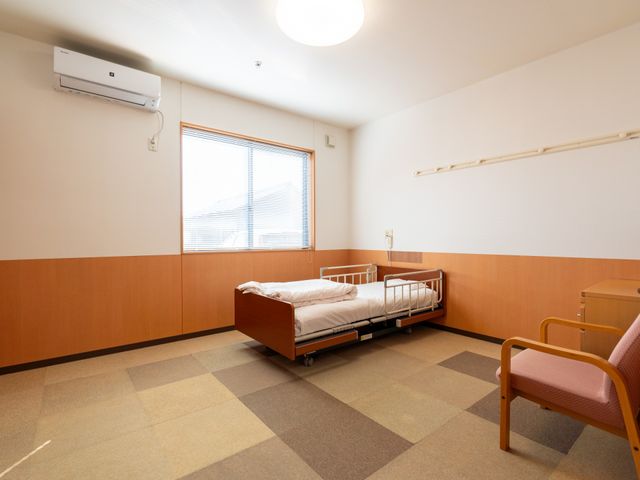 広々とした居室 居室 広々とした静かな空間で、自然光が差し込み、心地よいくつろぎの場を提供します。