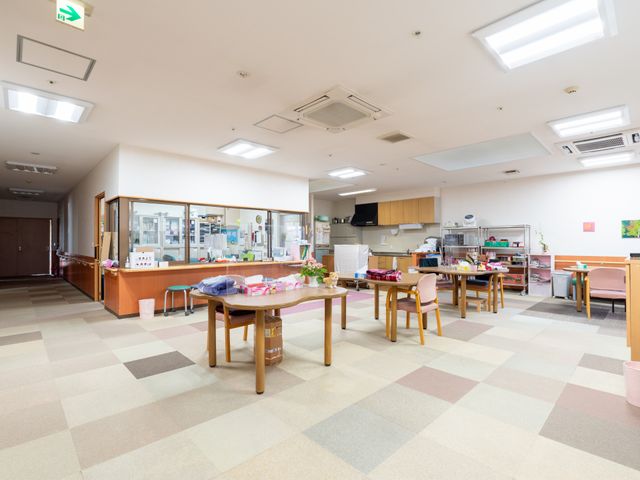 落ち着いた空間のリビング リビング 広々としたリビングは、自然光が差し込む明るい空間になっています。リラックスできる環境です。