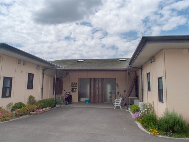 居心地の良い庭付き居室 居室 ゆったり過ごせる庭の見えるお部屋です。穏やかな時間を楽しみながら、快適な毎日をお過ごしいただけます。