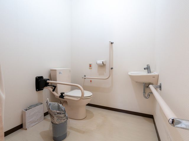 広いトイレ トイレ 車椅子対応の広々としたトイレです。手すりも充実しており、使いやすさを考慮しています。