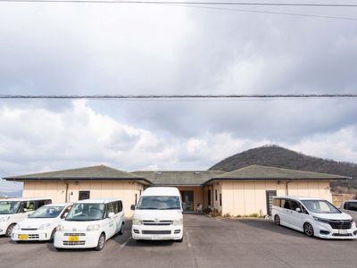 複数の車が並ぶ建物外観