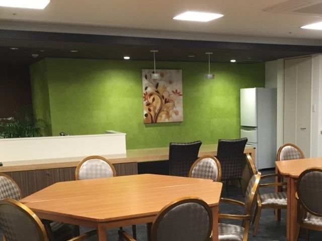 温かみのある食堂空間 心地よい色合いのダイニングルームでは、共に食事を楽しんだり、交流を深めることができます。