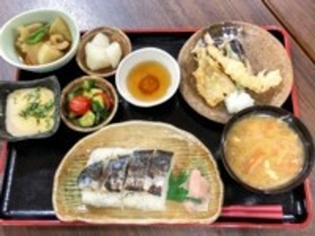 色とりどりの和食膳 手作り感あふれる栄養バランスの取れた和食膳が並び、食事の時間も楽しみの一つです。利用者の皆様に心を込めて提供しています。