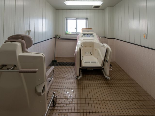 バリアフリー設計の浴室 清潔感のあるバリアフリー設計で、安心してお使いいただけるバスルームです。サポートも万全です。