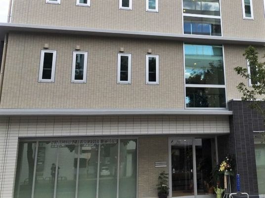 モダンな建物のエントランス