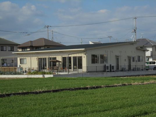 広場のある建物の外観