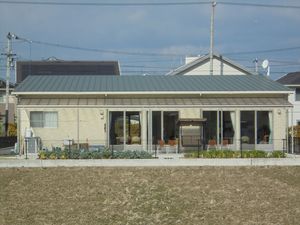 庭に面した建物の外観  