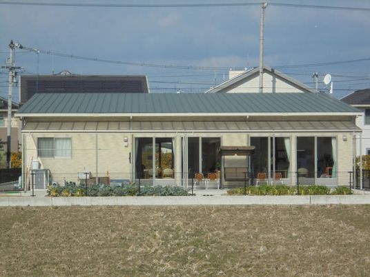 庭に面した建物の外観  
