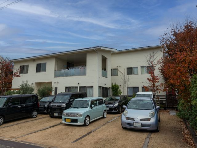清潔感のある施設外観 外観 ゆったりとした駐車スペースがある施設です。設備が整い、快適な職場環境をご提供します。