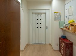綺麗なエレベーター前
