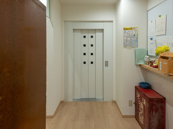 綺麗なエレベーター前